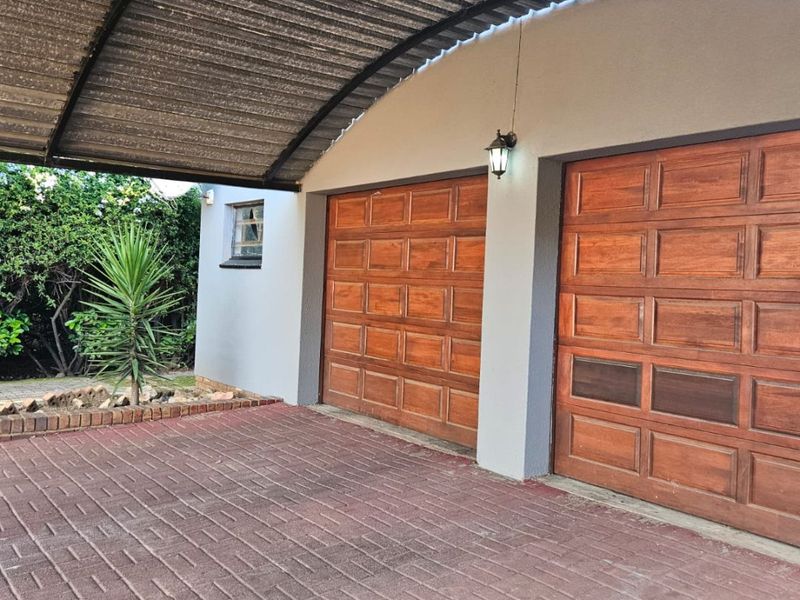 Spacious Family Living with Income Potential in Ben Fleur! - Photo 2