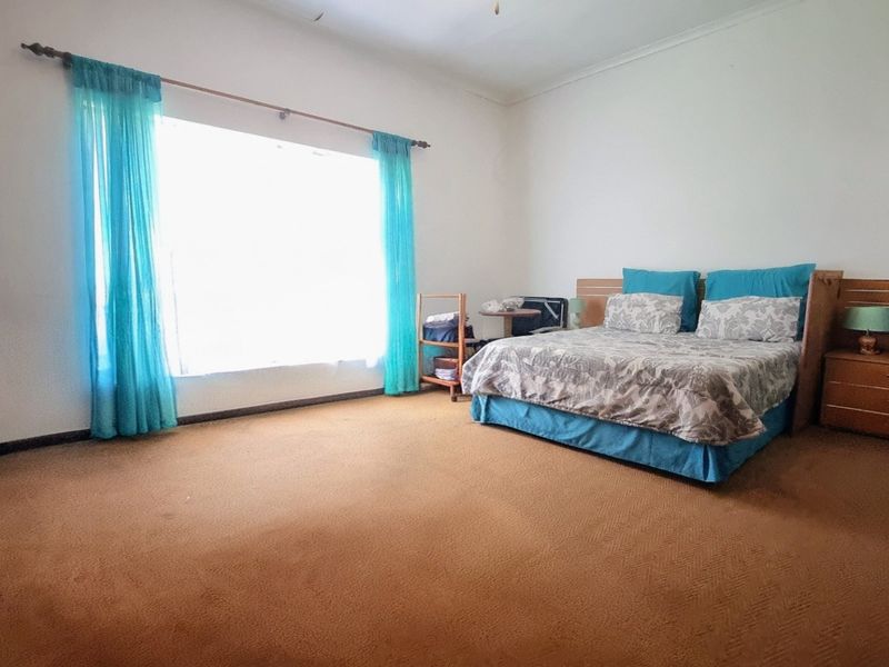 Waterfront Facebrick Family Home in Prime Location - Photo 5