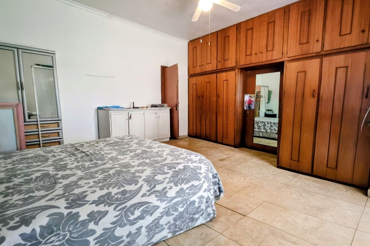 Waterfront Facebrick Family Home in Prime Location - Photo 4