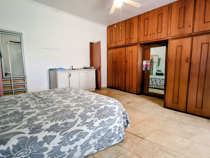 Waterfront Facebrick Family Home in Prime Location - Photo 4