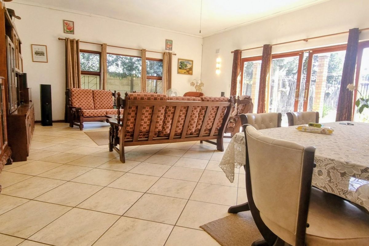 Waterfront Facebrick Family Home in Prime Location - Photo 3