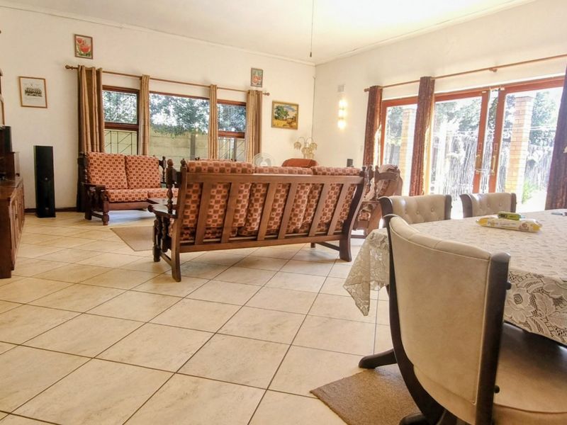 Waterfront Facebrick Family Home in Prime Location - Photo 3