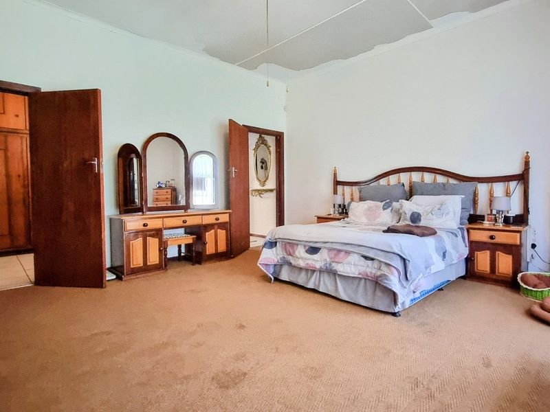 Waterfront Facebrick Family Home in Prime Location - Photo 10