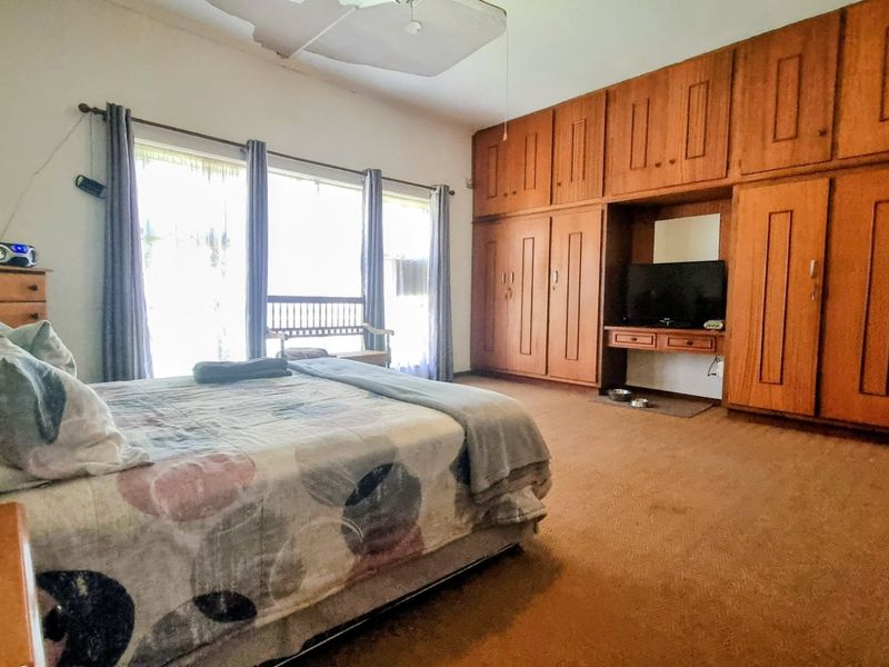 Waterfront Facebrick Family Home in Prime Location - Photo 9