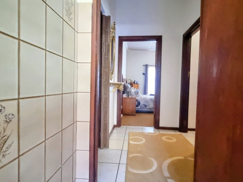 Waterfront Facebrick Family Home in Prime Location - Photo 8