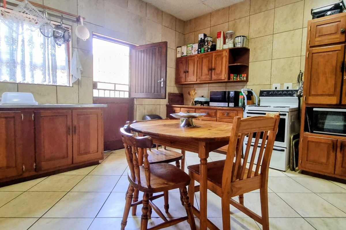 Waterfront Facebrick Family Home in Prime Location - Photo 2