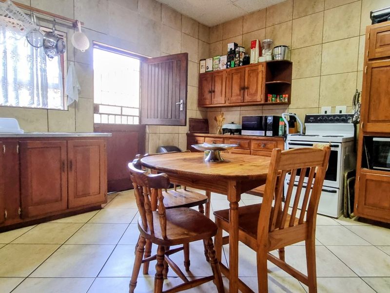 Waterfront Facebrick Family Home in Prime Location - Photo 2