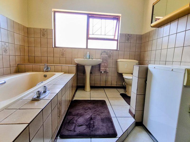 Waterfront Facebrick Family Home in Prime Location - Photo 7