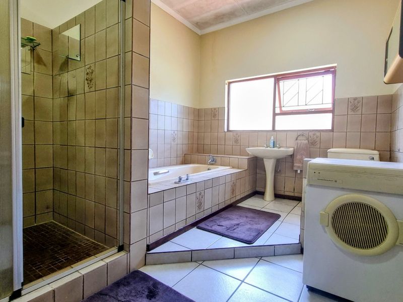 Waterfront Facebrick Family Home in Prime Location - Photo 6