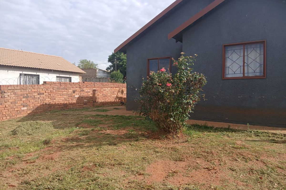 3 Bedroom House For Sale in Lenasia South - Photo 2