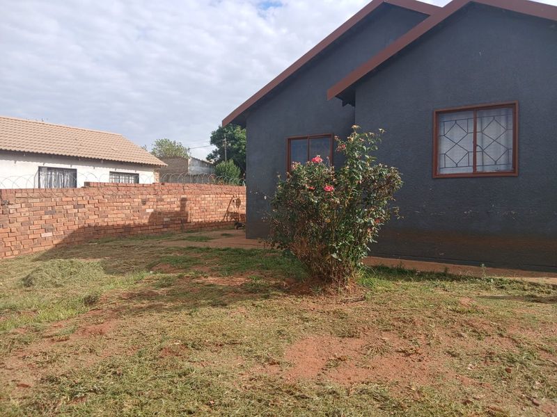 3 Bedroom House For Sale in Lenasia South - Photo 2