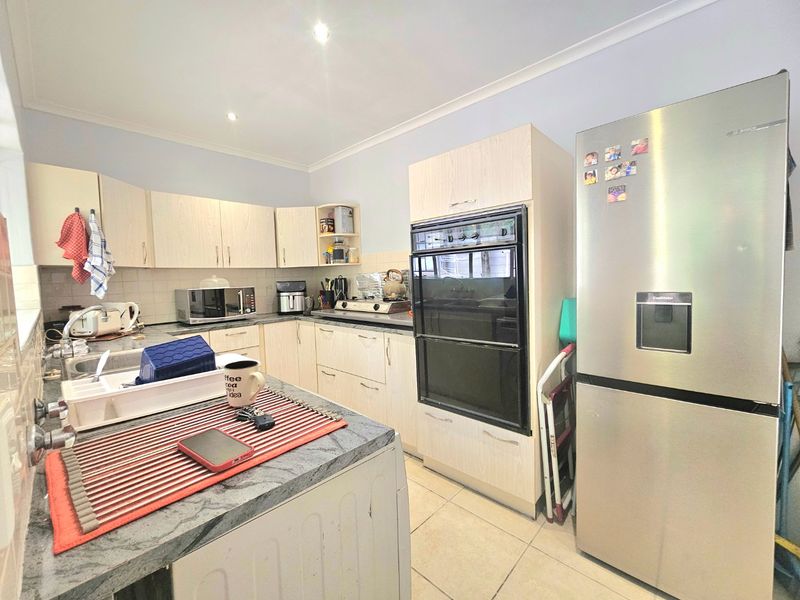 3-Bed Family Home + Modern Cottage & Jacuzzi - Photo 10