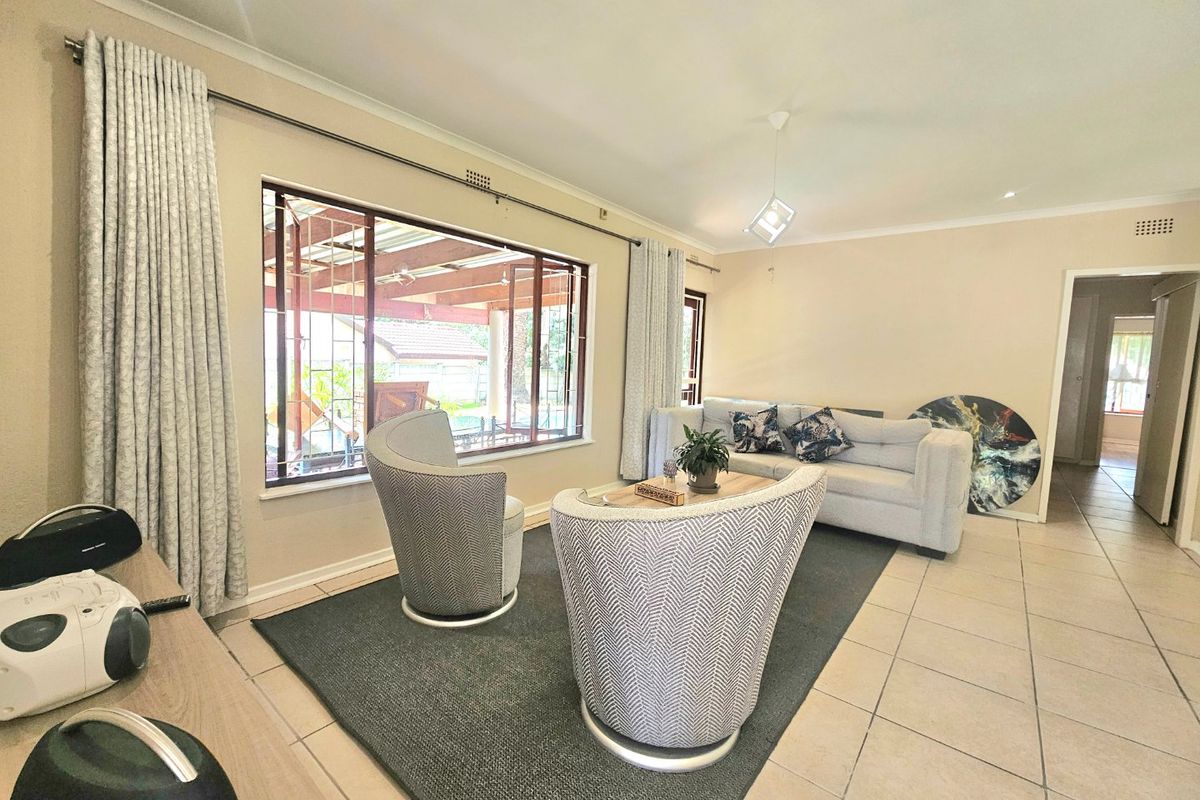 3-Bed Family Home + Modern Cottage & Jacuzzi - Photo 4