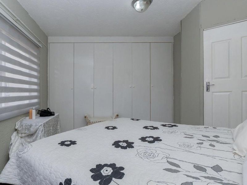 1 Bedroom  Apartment For Sale in Bedfordview - Photo 4