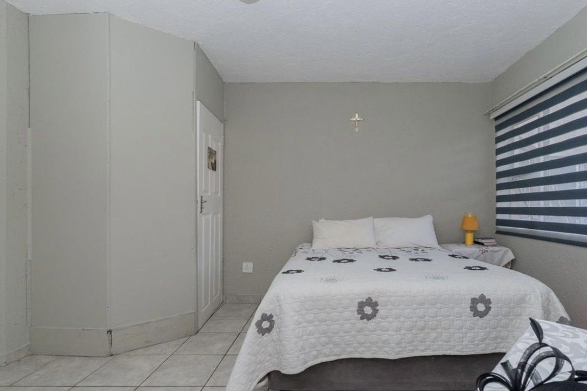 1 Bedroom  Apartment For Sale in Bedfordview - Photo 5
