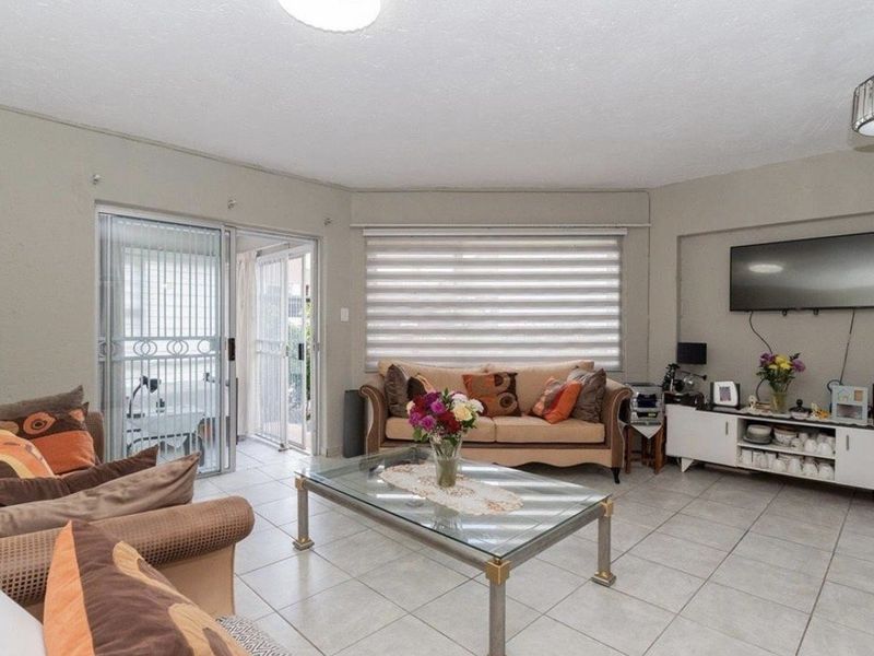 1 Bedroom  Apartment For Sale in Bedfordview - Photo 3