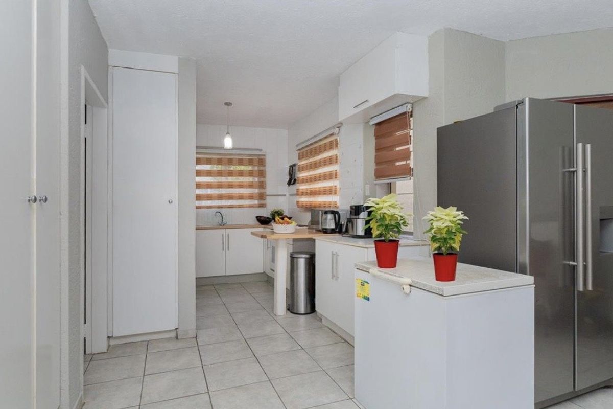 1 Bedroom  Apartment For Sale in Bedfordview - Photo 2