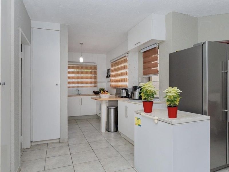 1 Bedroom  Apartment For Sale in Bedfordview - Photo 2