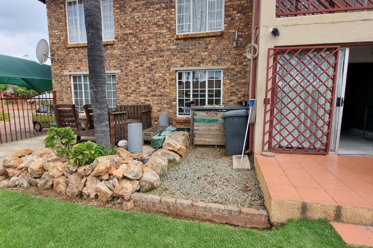 SPACIOUS 2 BEDROOMS 2 BATHROOMS APARMENT FOR SALE IN MORELETA PARK - Photo 3