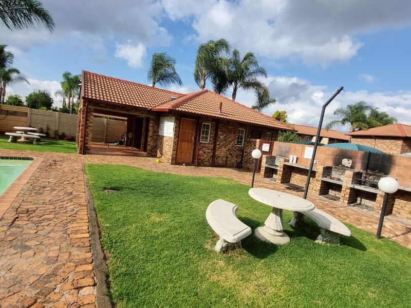 SPACIOUS 2 BEDROOMS 2 BATHROOMS APARMENT FOR SALE IN MORELETA PARK - Photo 2