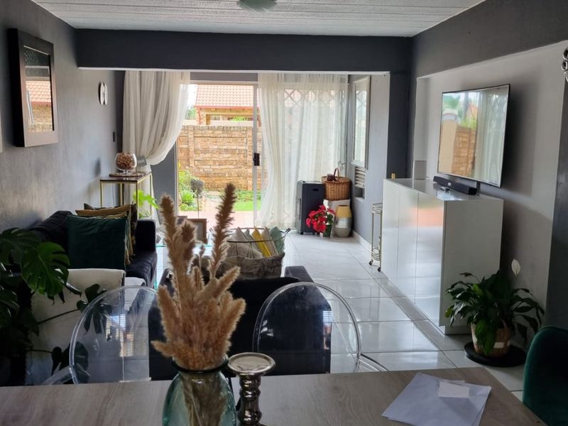 SPACIOUS 2 BEDROOMS 2 BATHROOMS APARMENT FOR SALE IN MORELETA PARK - Photo 9