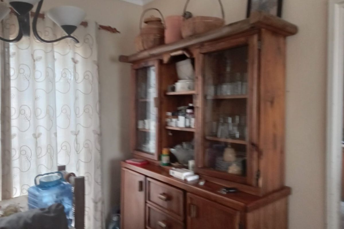 A lovely four bedroom, corner house for sale in Thaba Nchu Selosesha Unit  - Photo 4