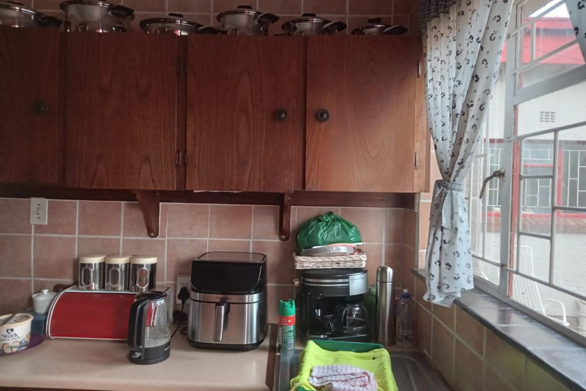 A lovely four bedroom, corner house for sale in Thaba Nchu Selosesha Unit  - Photo 2