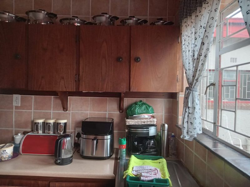 A lovely four bedroom, corner house for sale in Thaba Nchu Selosesha Unit  - Photo 2