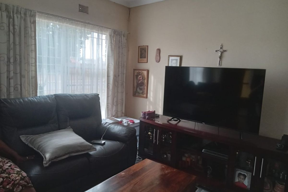 A lovely four bedroom, corner house for sale in Thaba Nchu Selosesha Unit  - Photo 5
