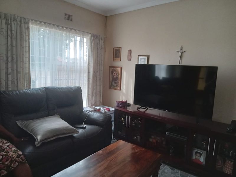 A lovely four bedroom, corner house for sale in Thaba Nchu Selosesha Unit  - Photo 5