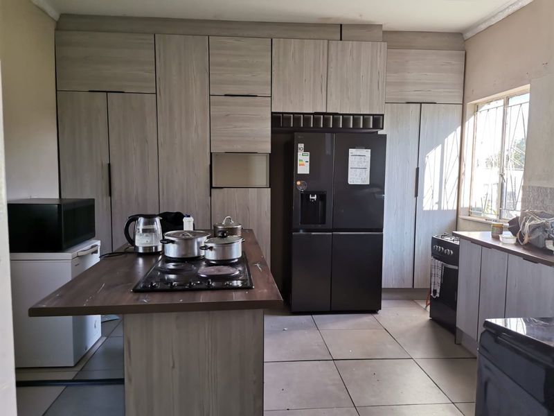 Spacious 4-Bedroom House for Sale  on a A Small holdin ,in Lakeview - Photo 9