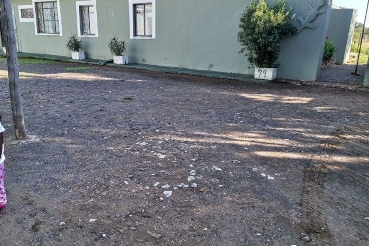 Spacious 4-Bedroom House for Sale  on a A Small holdin ,in Lakeview - Photo 4