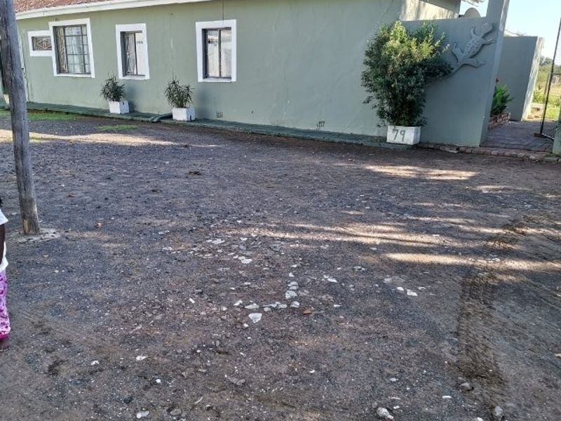 Spacious 4-Bedroom House for Sale  on a A Small holdin ,in Lakeview - Photo 4