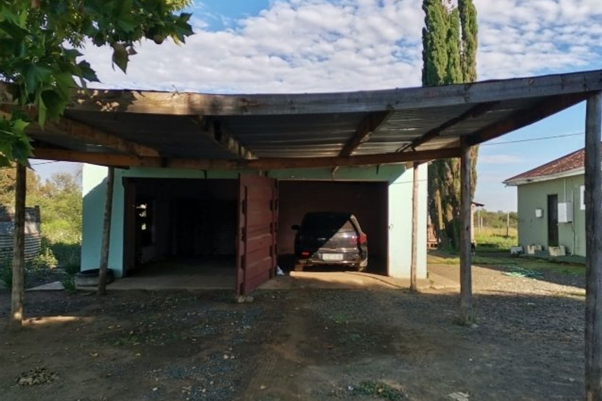 Spacious 4-Bedroom House for Sale  on a A Small holdin ,in Lakeview - Photo 5