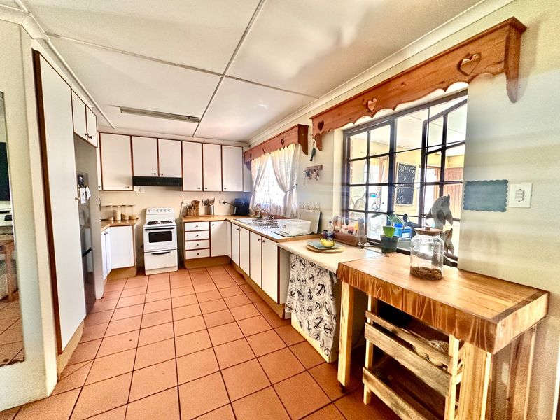 This neat, spacious house close to the beach is for sale - Photo 3