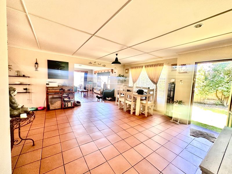 This neat, spacious house close to the beach is for sale - Photo 8