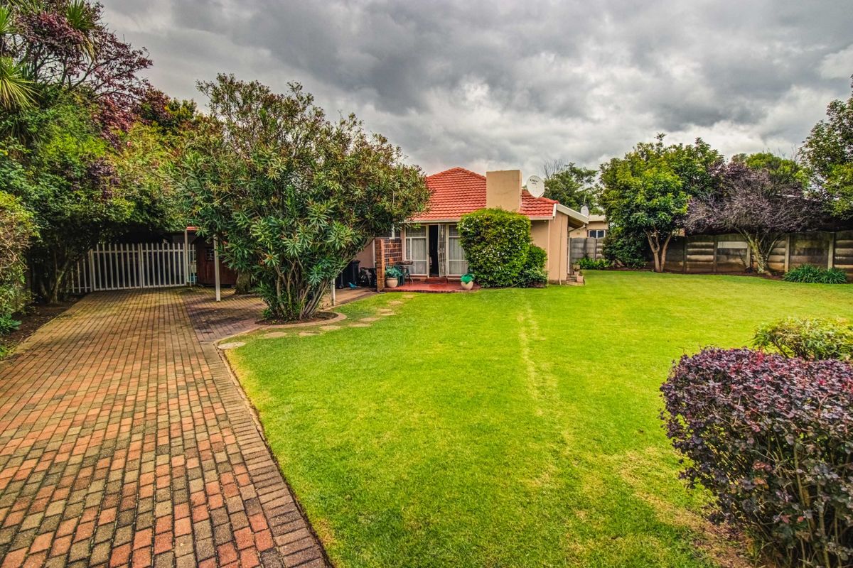 Spacious Family Living Awaits  - Photo 3