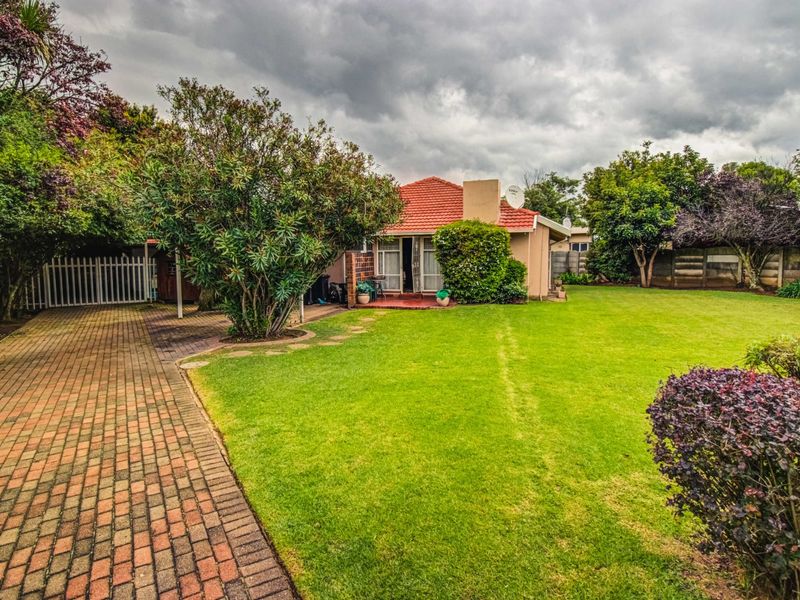 Spacious Family Living Awaits  - Photo 3