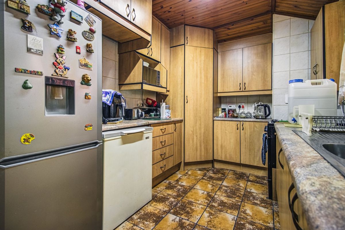 Spacious Family Living Awaits  - Photo 4