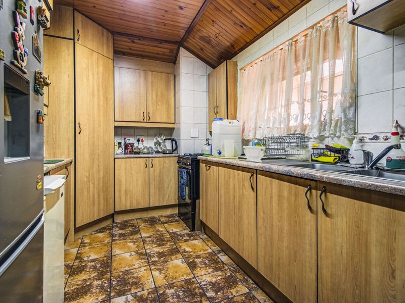 Spacious Family Living Awaits  - Photo 5