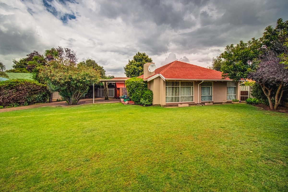 Spacious Family Living Awaits  - Photo 2