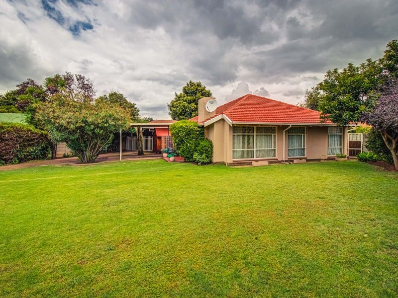 Spacious Family Living Awaits  - Photo 2