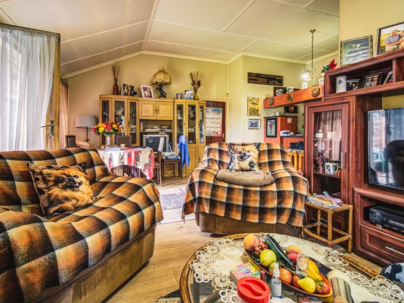 Spacious Family Living Awaits  - Photo 7