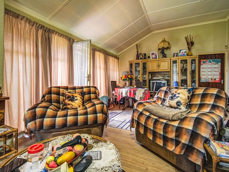 Spacious Family Living Awaits  - Photo 8