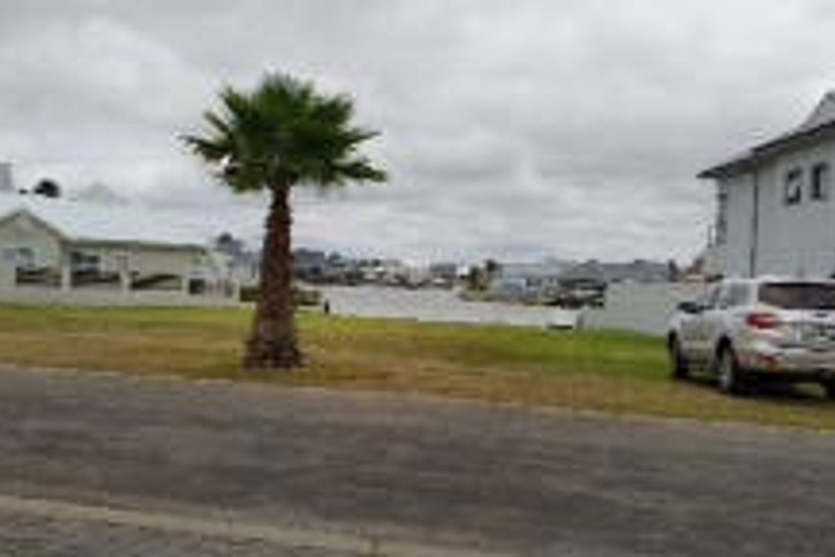 3 Bedroom Waterfront Apartment in Secure Marina Martinique in Jeffreys Bay - Photo 3