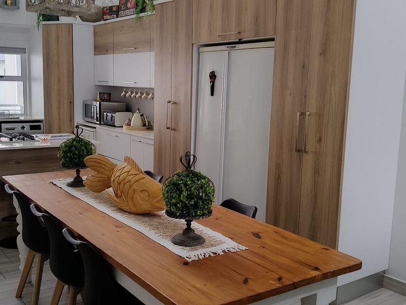 3 Bedroom Waterfront Apartment in Secure Marina Martinique in Jeffreys Bay - Photo 10