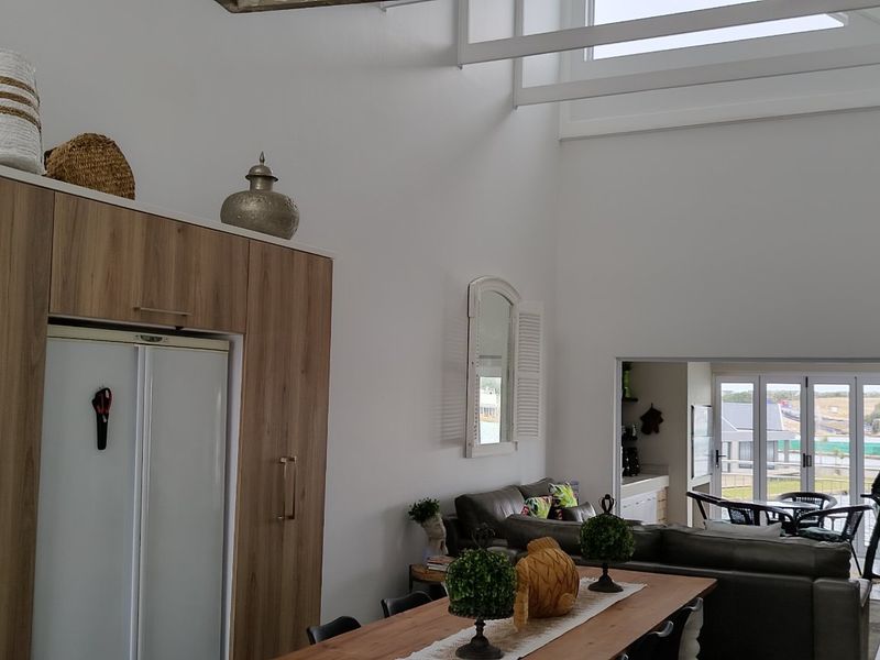 3 Bedroom Waterfront Apartment in Secure Marina Martinique in Jeffreys Bay - Photo 9