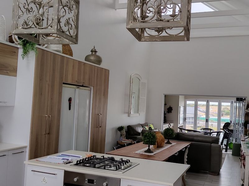 3 Bedroom Waterfront Apartment in Secure Marina Martinique in Jeffreys Bay - Photo 8