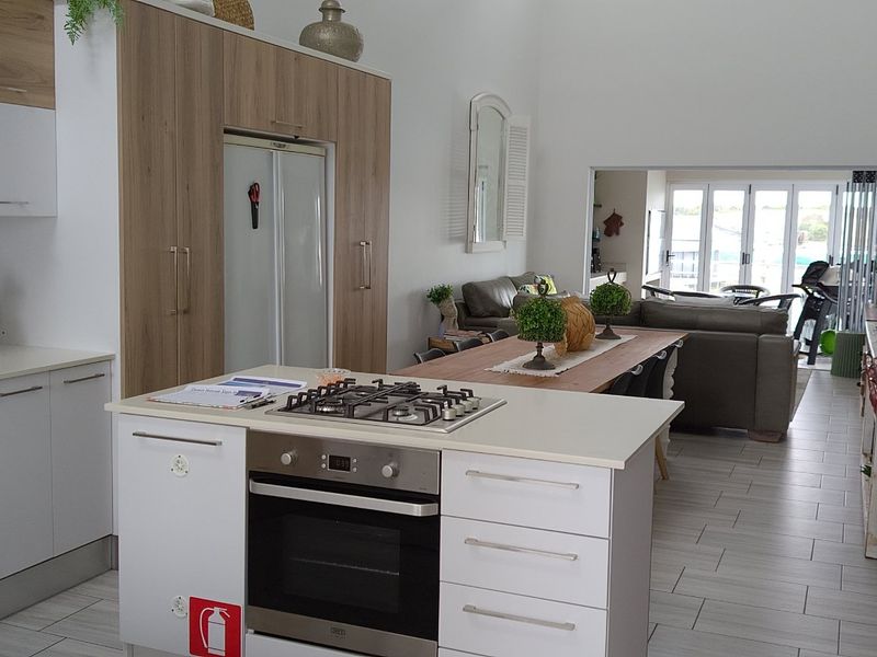 3 Bedroom Waterfront Apartment in Secure Marina Martinique in Jeffreys Bay - Photo 6