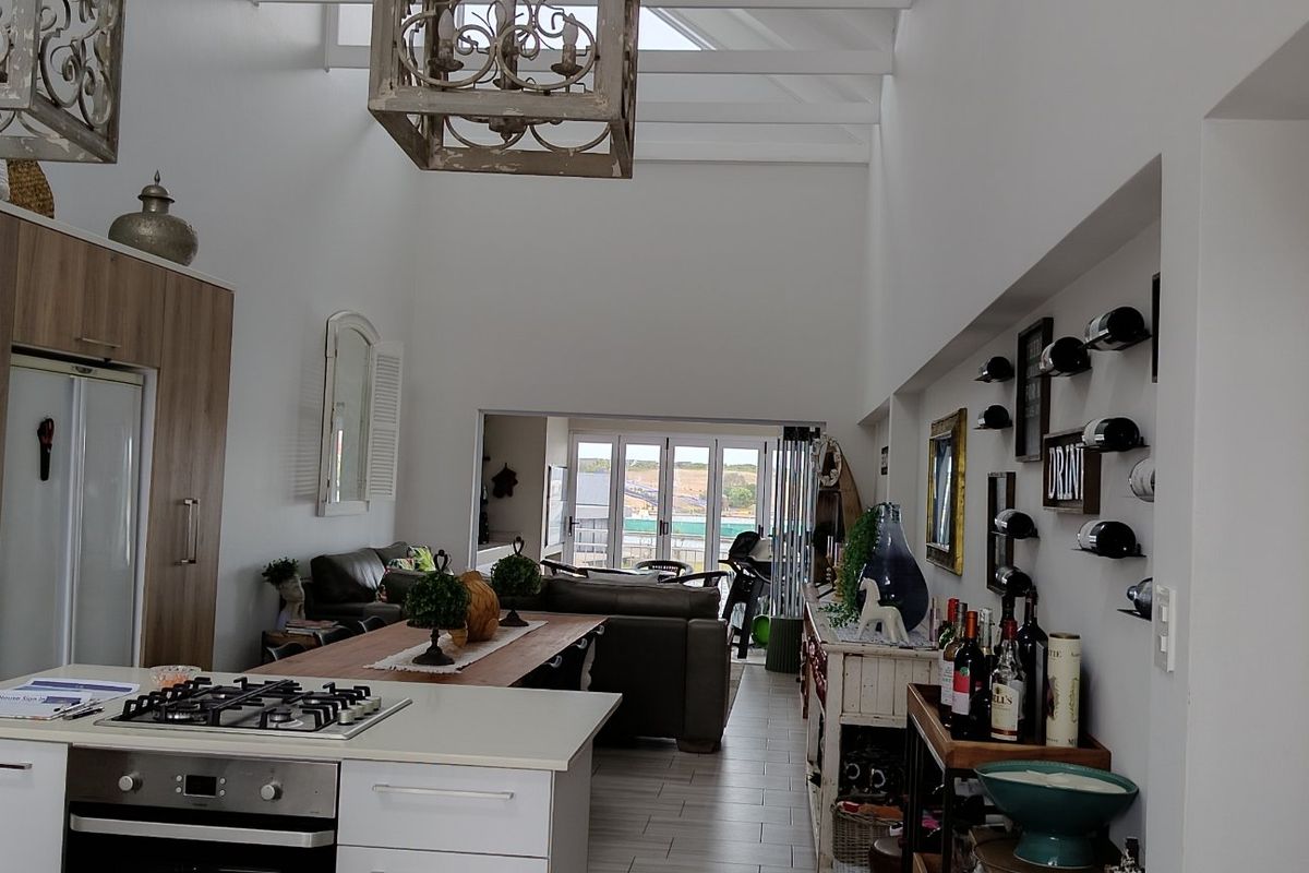 3 Bedroom Waterfront Apartment in Secure Marina Martinique in Jeffreys Bay - Photo 5